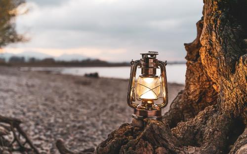 Lykta på en strand 