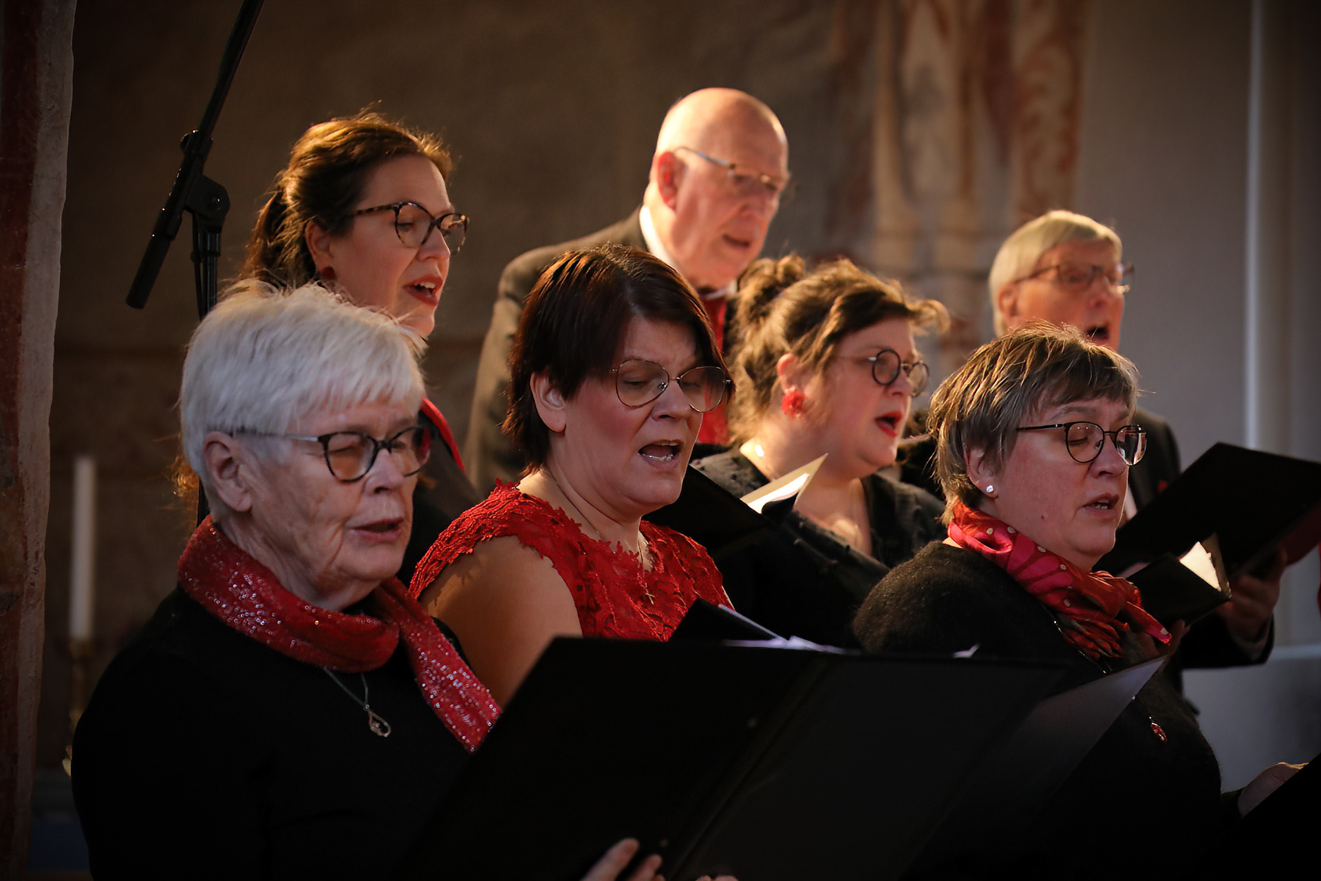 Kvinnor och män sjunger i kyrkan