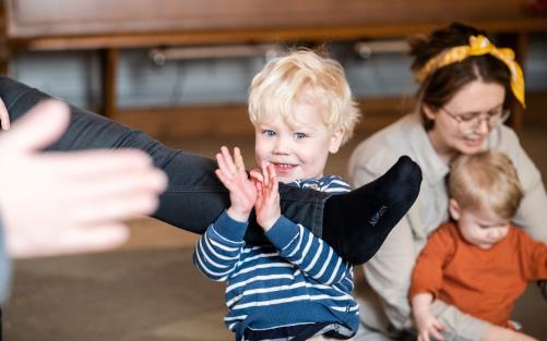 Barn som klappar händerna 