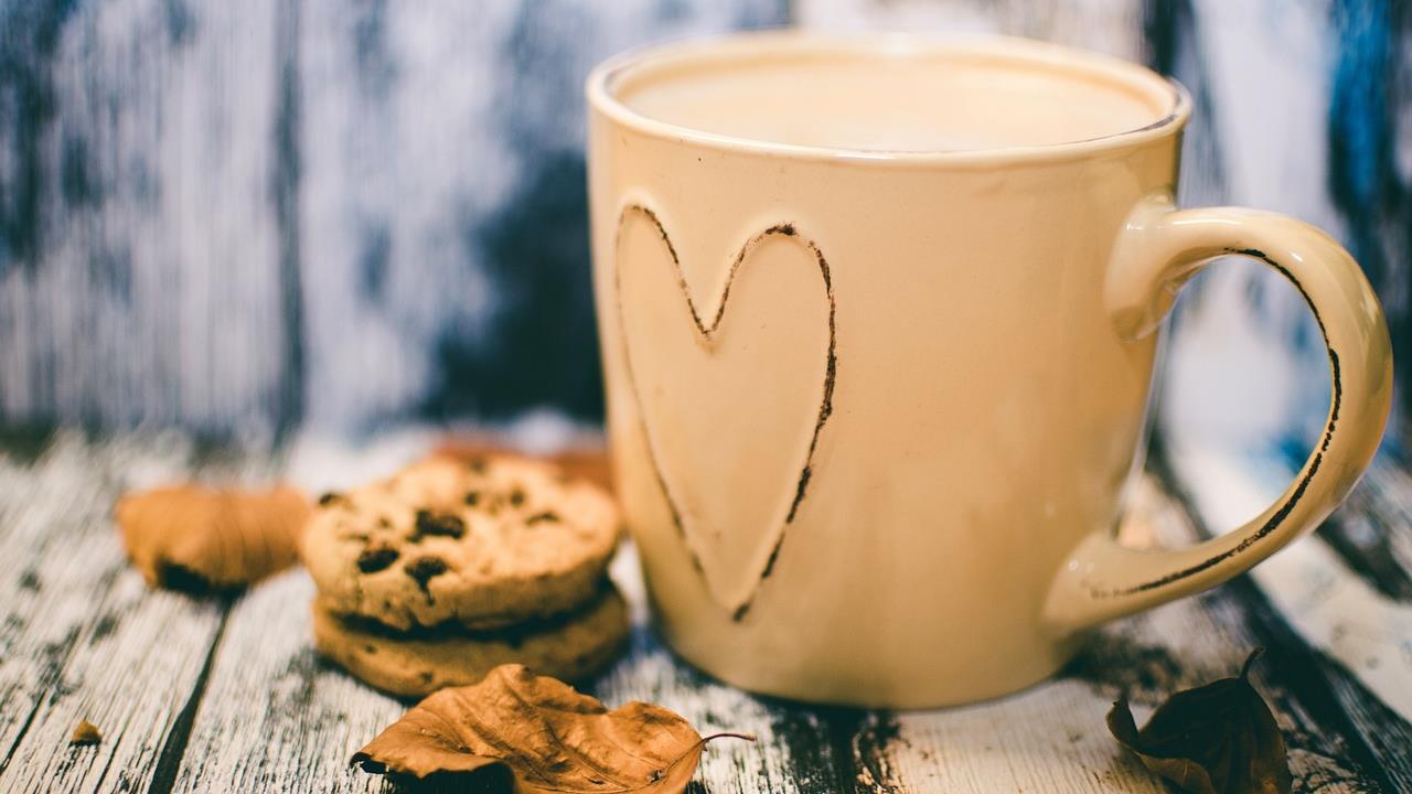 Kaffekopp, kaka och höstlöv 