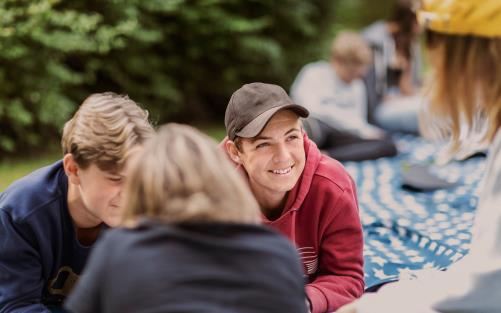 Flera ungdomar umgås utomhus tillsammans