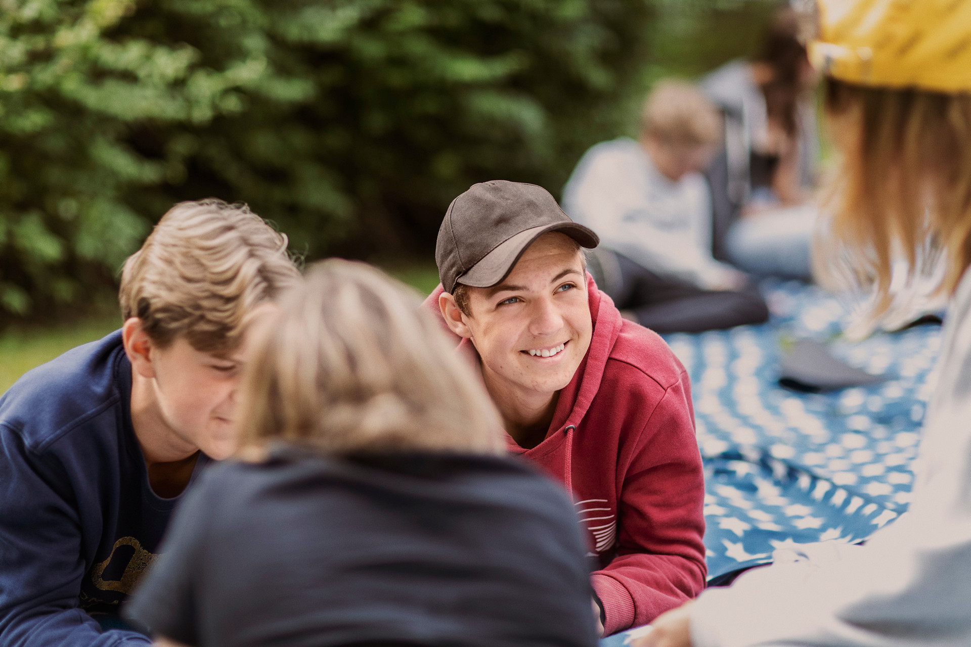 Flera ungdomar umgås utomhus tillsammans