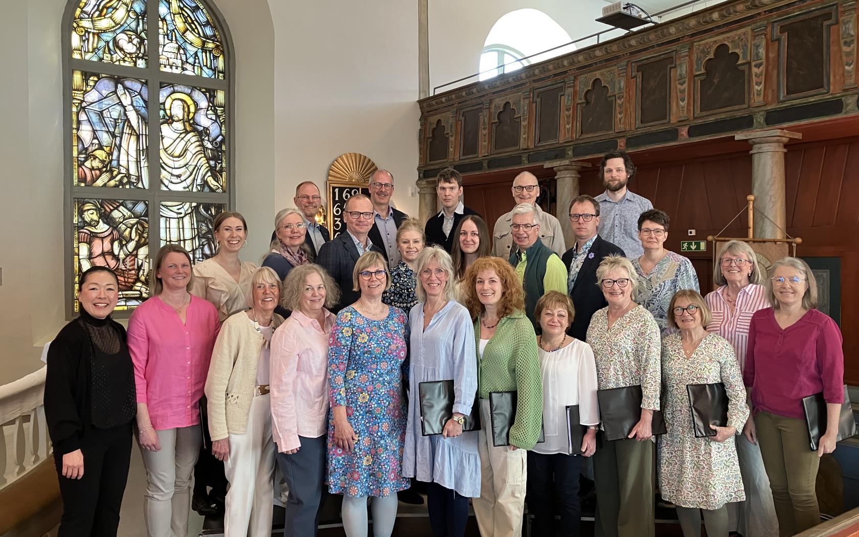 Körmedlemmarna i vocalensemblen står i en kyrka 