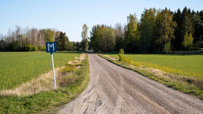 Bilden visar en mötesplats vid en grusväg. Mötesplatser är viktiga, både i livet och på grusvägar.