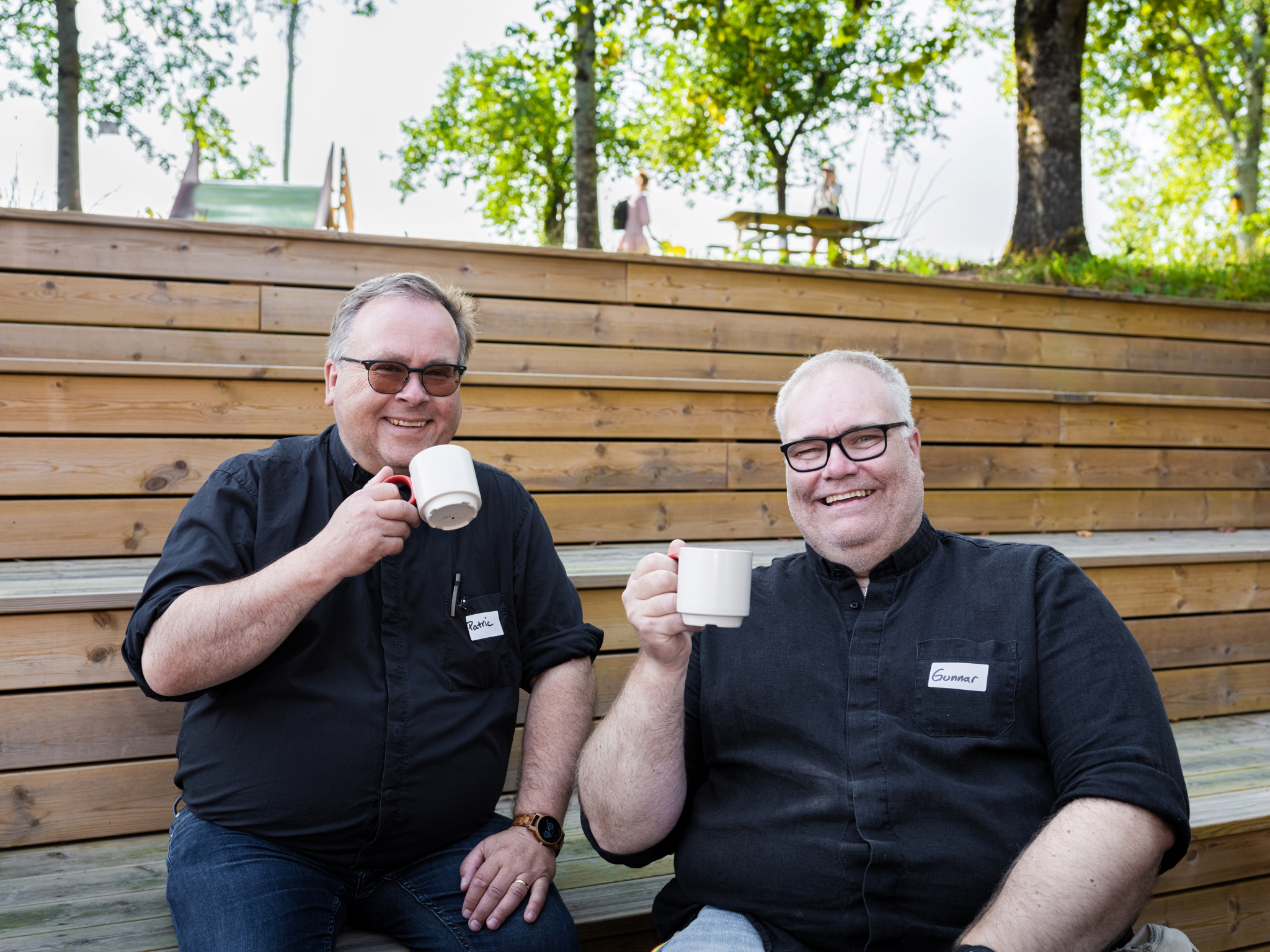 Patric Cerny och Gunnar Nilsson dricker kaffe tillsammans.