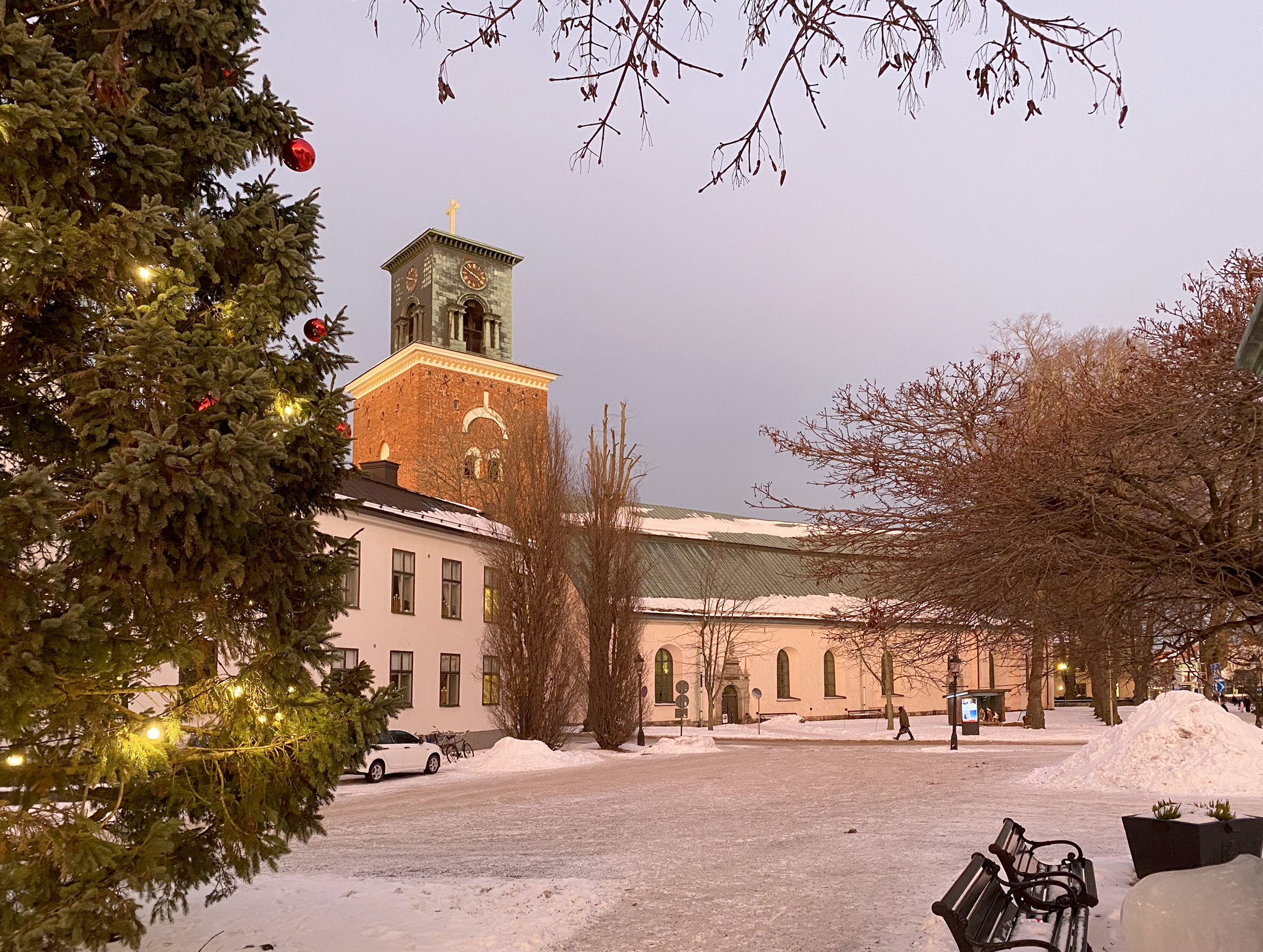 S:t Nicolai kyrka med julgran i förgrunden