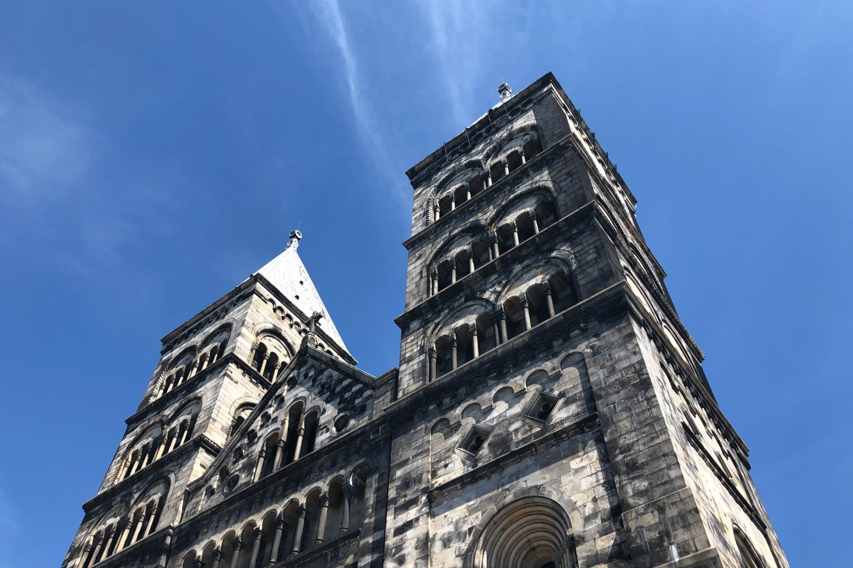 Lunds domkyrkas torn med klarblå himmel bakom.