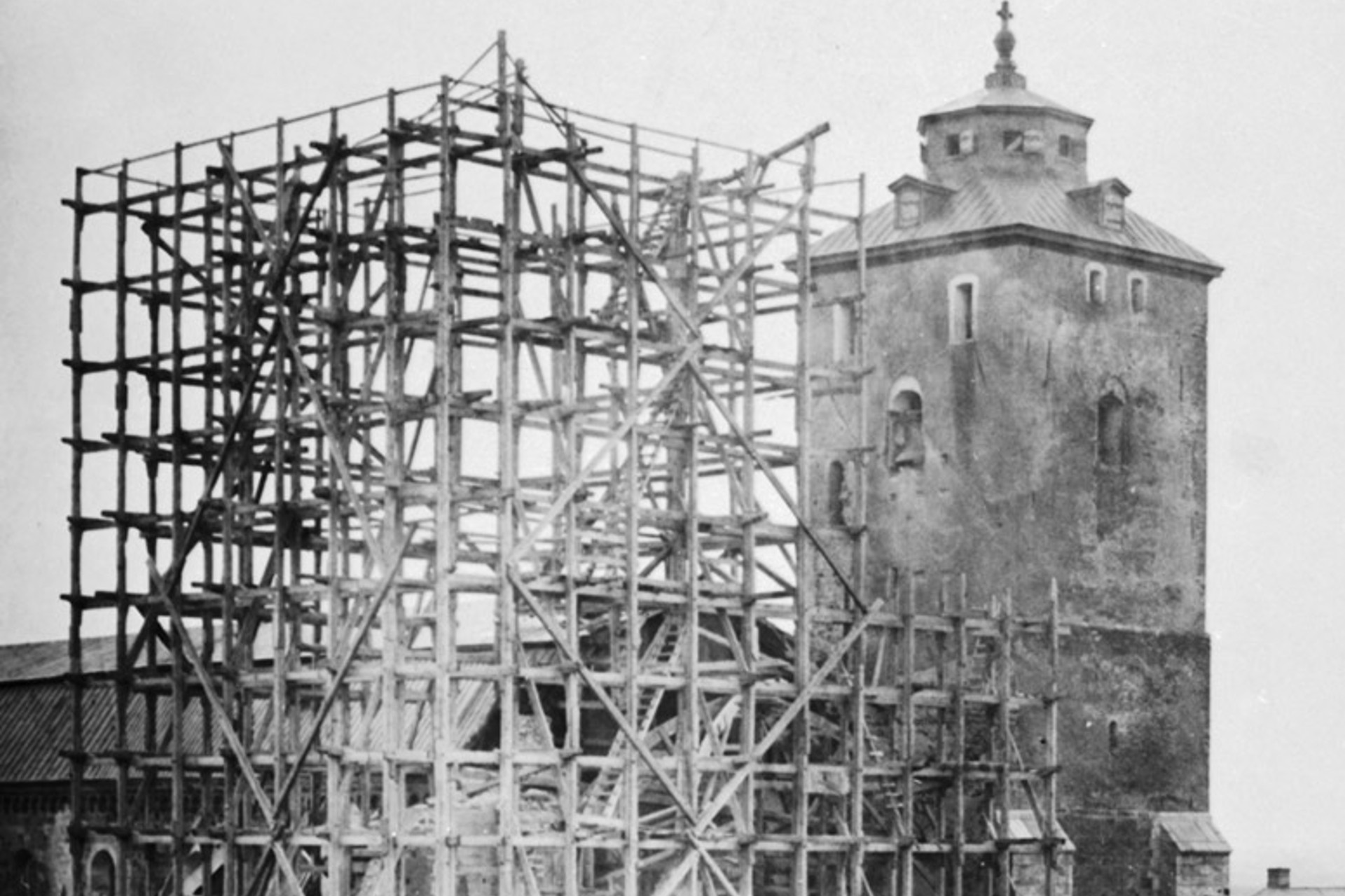 Rivning av det norra tornet till Lunds domkyrka. Under Helgo Zettervalls restaurering 1860-1880 revs de medeltida tornen och ersattes av nya i gammal stil.