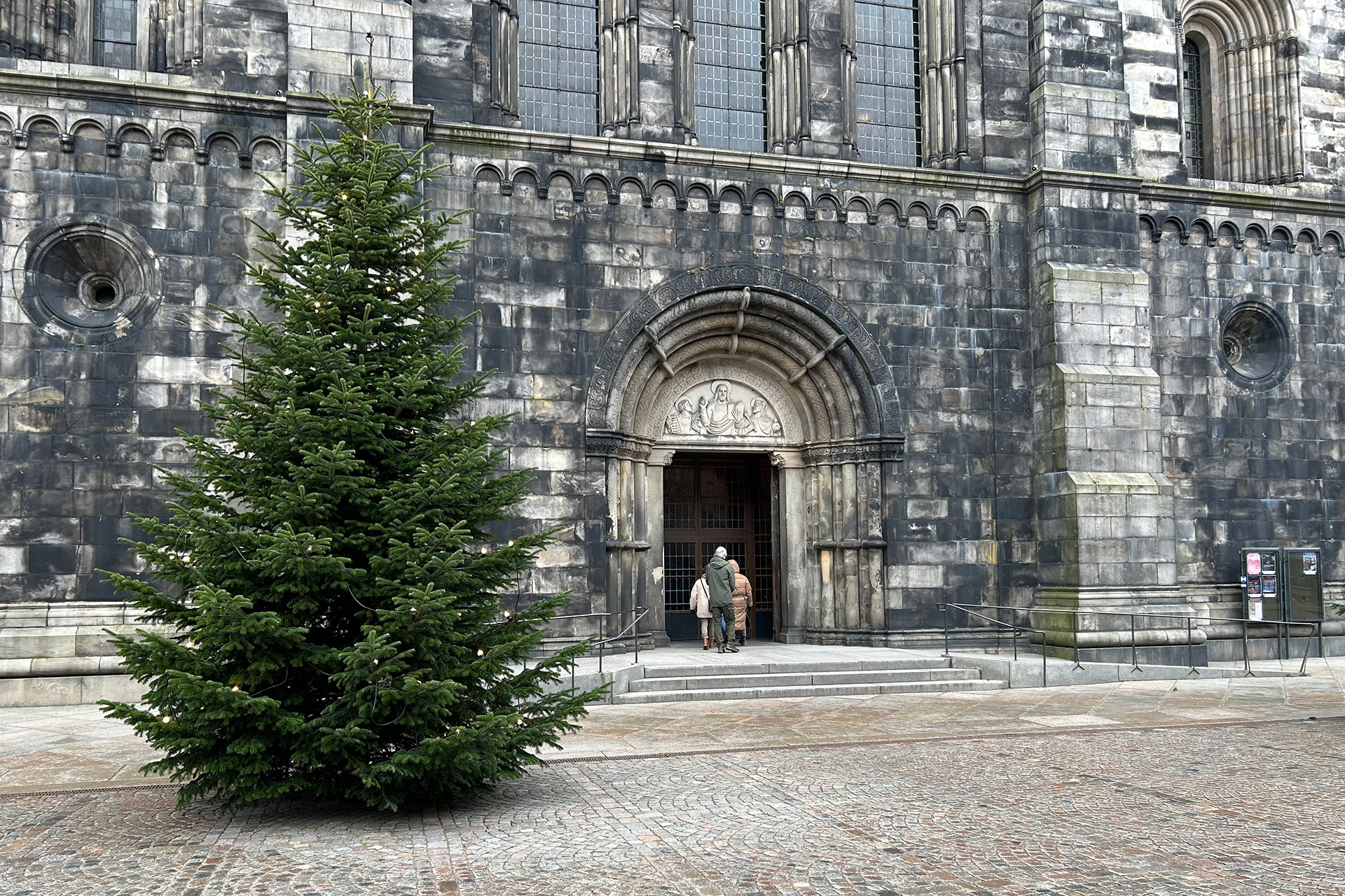 Ingången till Domkyrkan i juletid