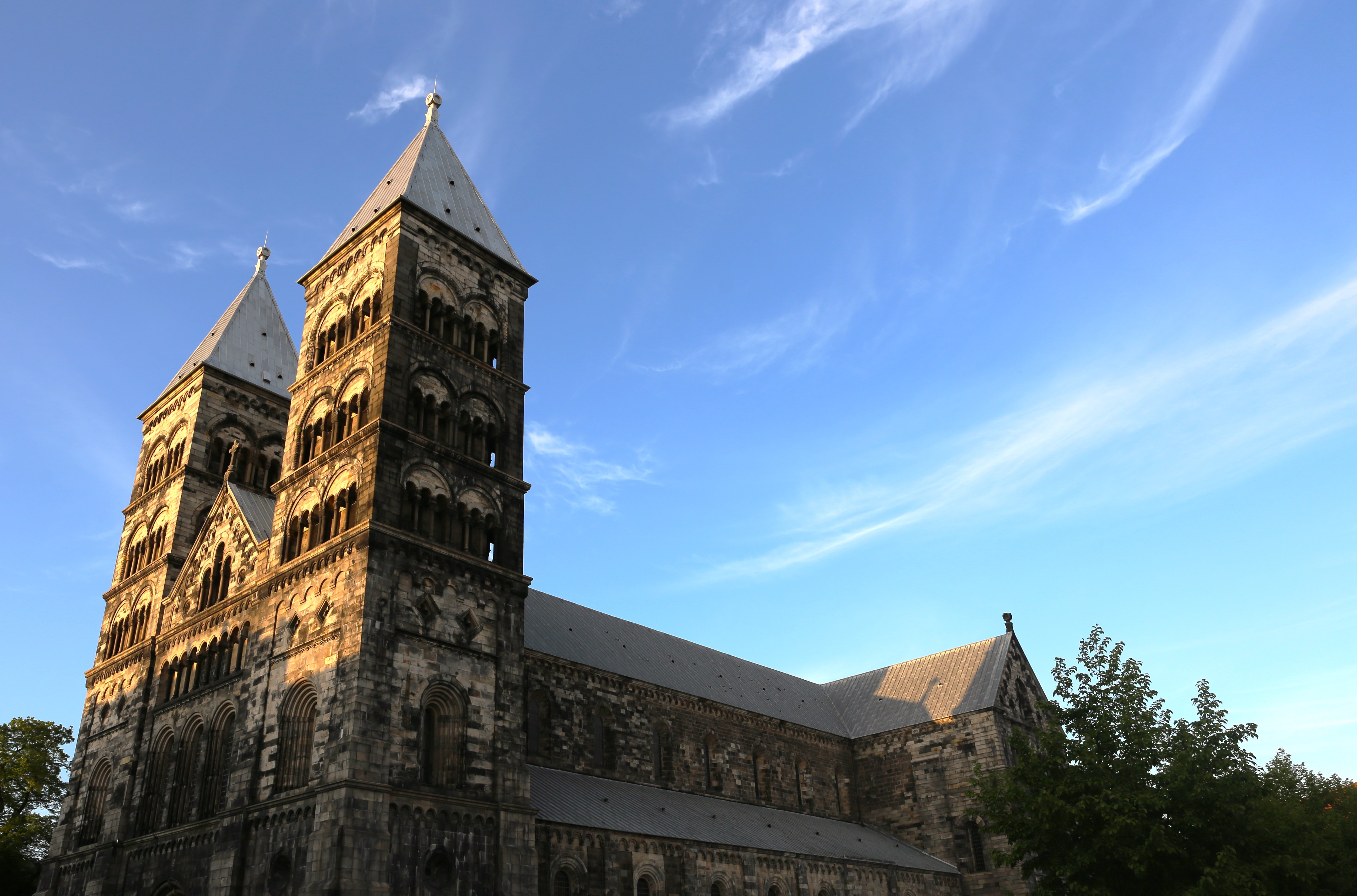 Lunds domkyrka mot blå himmel