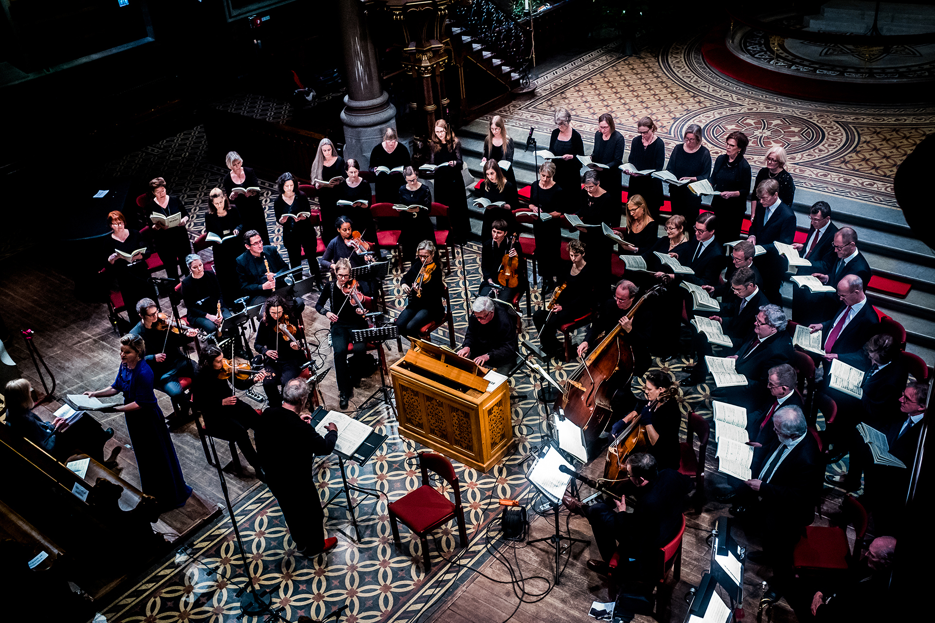 Bild på kör och orkester framme i kyrkan vid en stor konsert