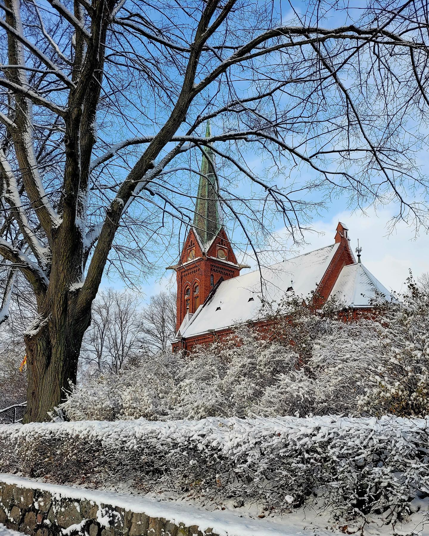 Norra Nöbbelövs kyrka inbäddad i snö