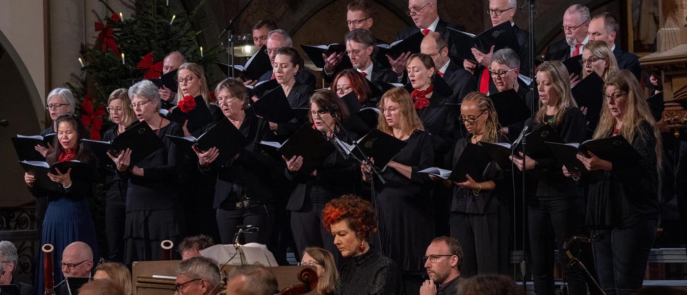 Kör och orkester i konsert. 