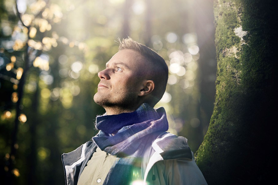 Martin Hultman står i en skog.