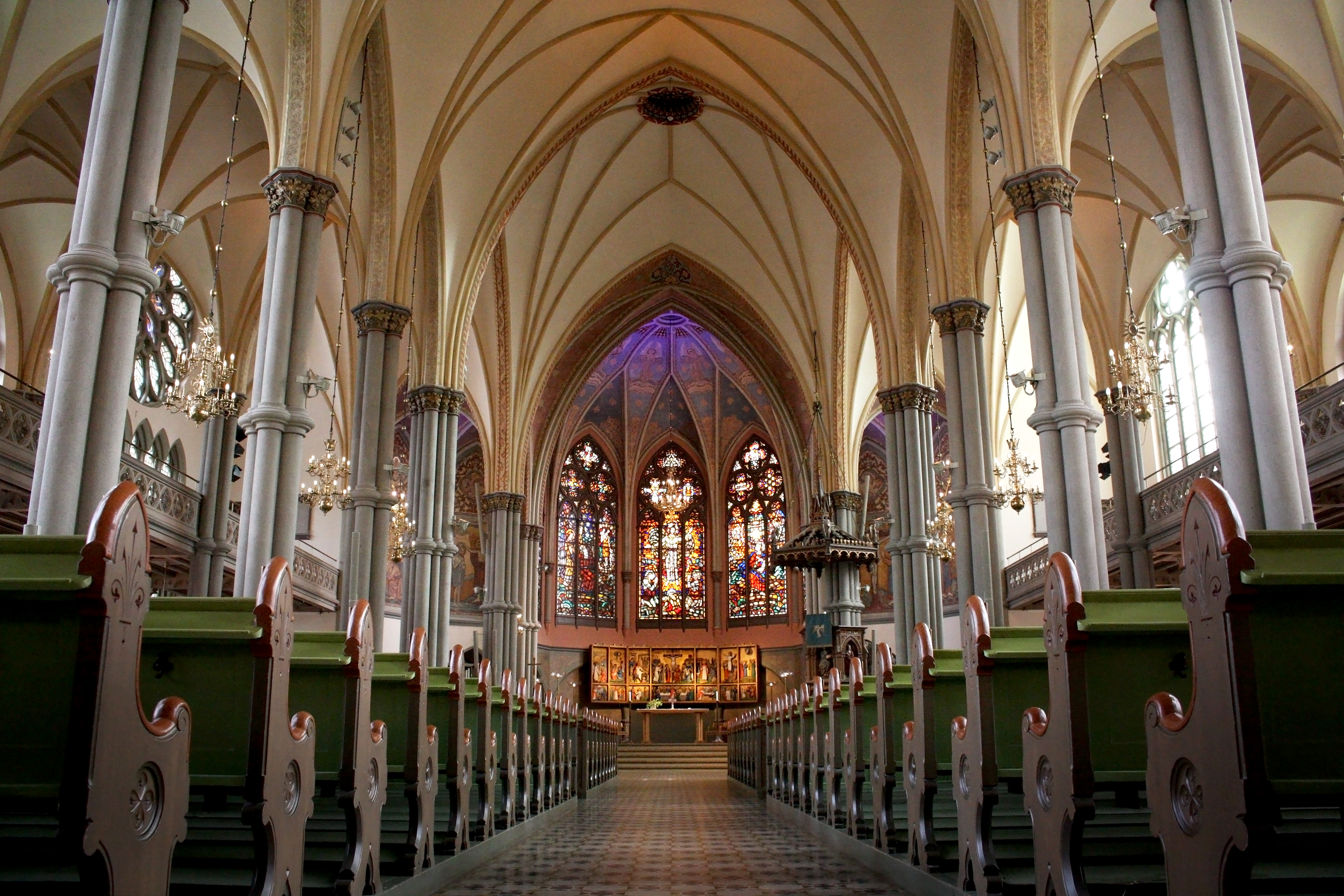 Oscar Fredriks kyrka, grodperspektiv i altargången.