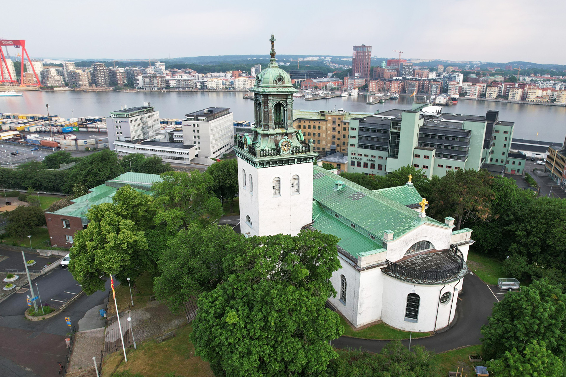 Drönarbild av Carl Johans kyrka.