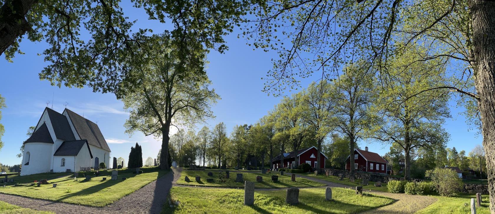 Funbo kyrka och omgivning