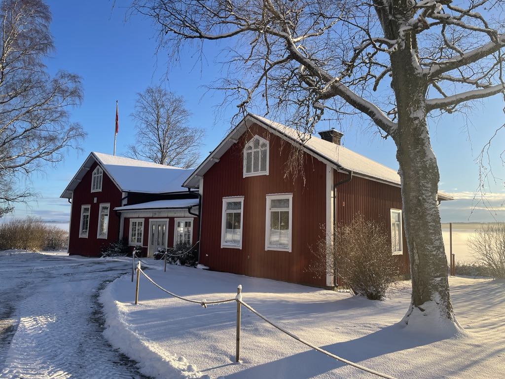 Bilden föreställer Gamla kyrkskolan i snö och strålande sol. 