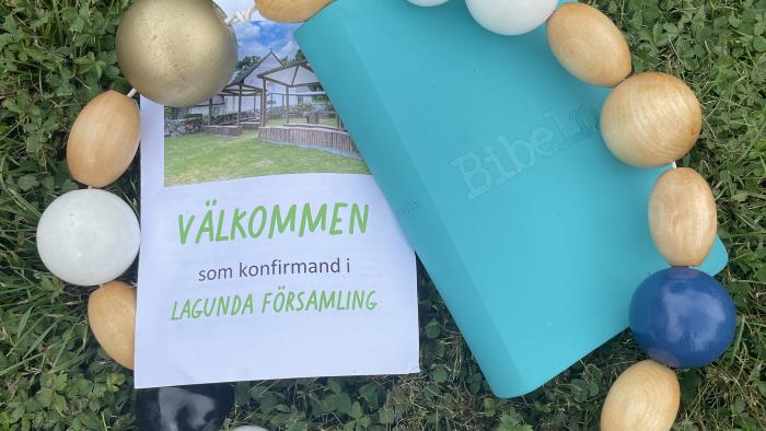 En frälsarkrans ligger runt en folder och en bibel