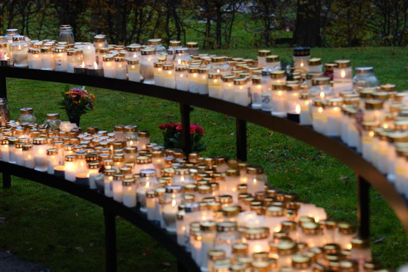 Minneslunden på Klosterkyrkogården med många gravljus