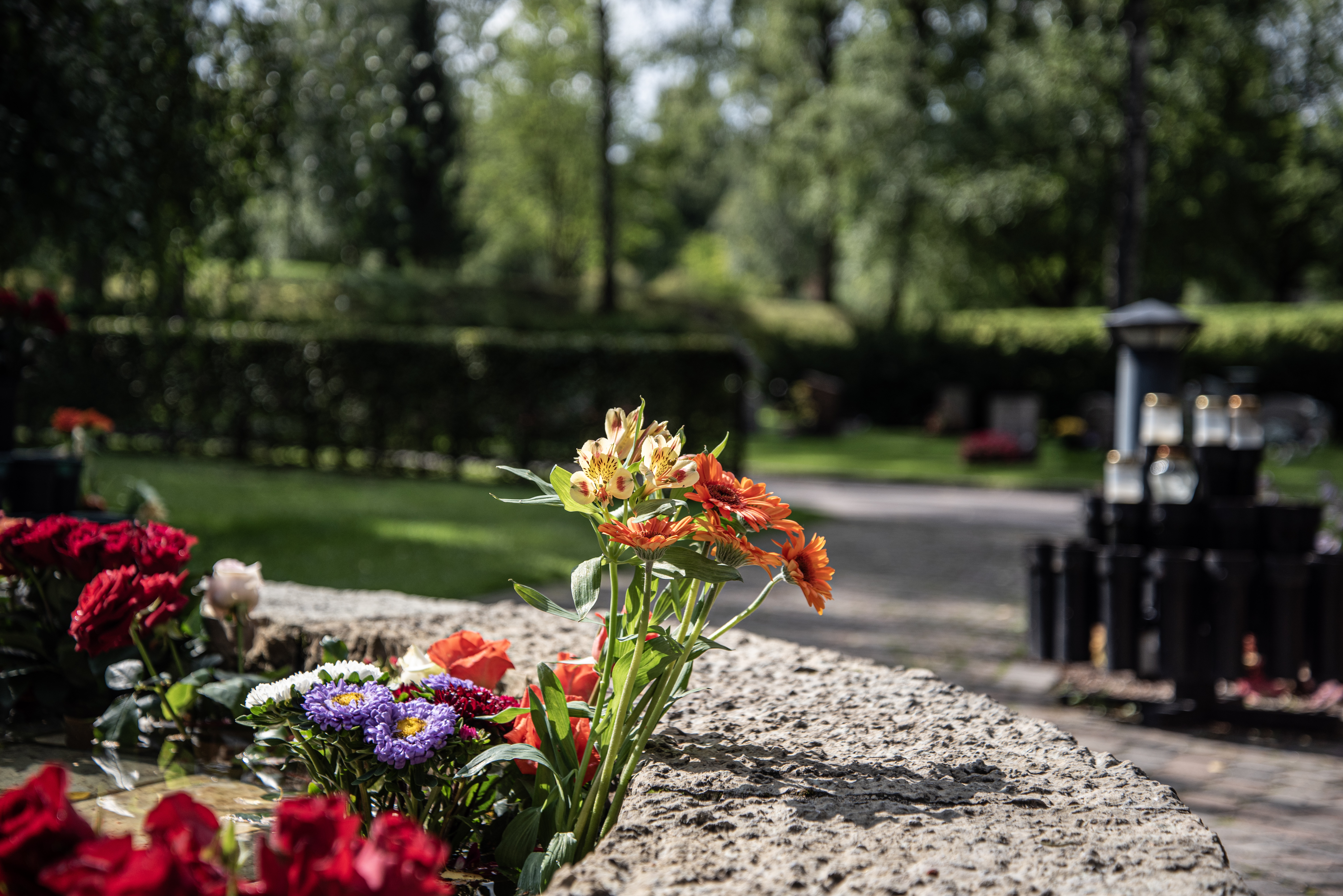 Blommor på en kyrkogård