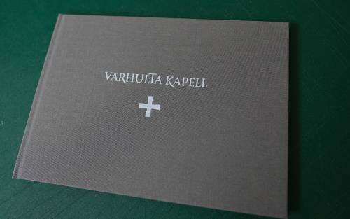 Bild på grå bok med titel Värhulta kapell