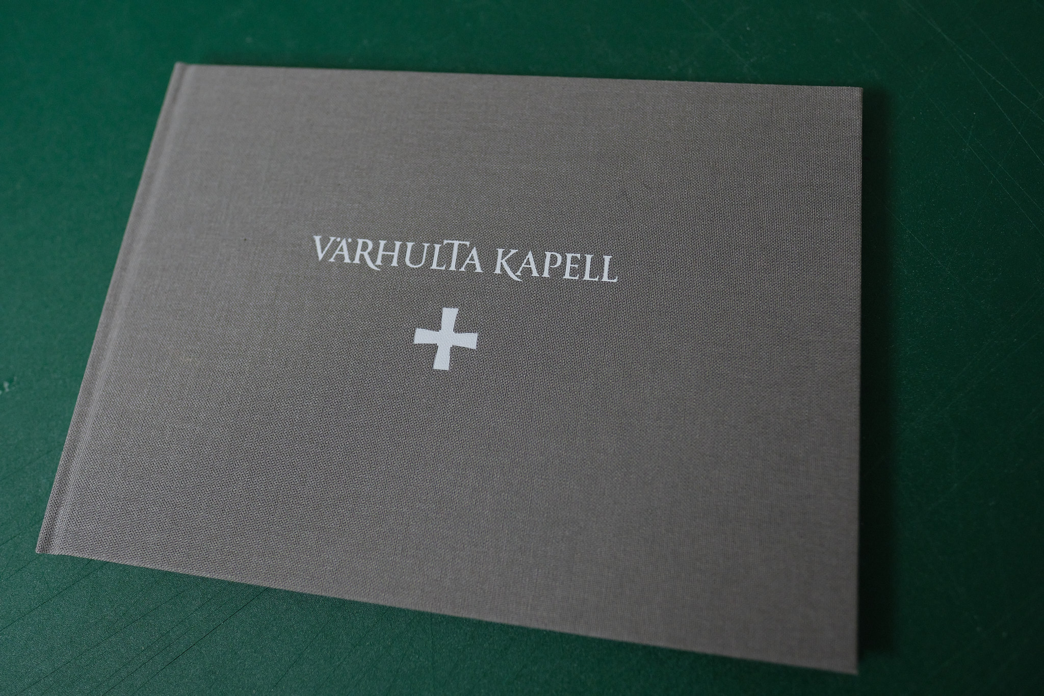 Bild på grå bok med titel Värhulta kapell