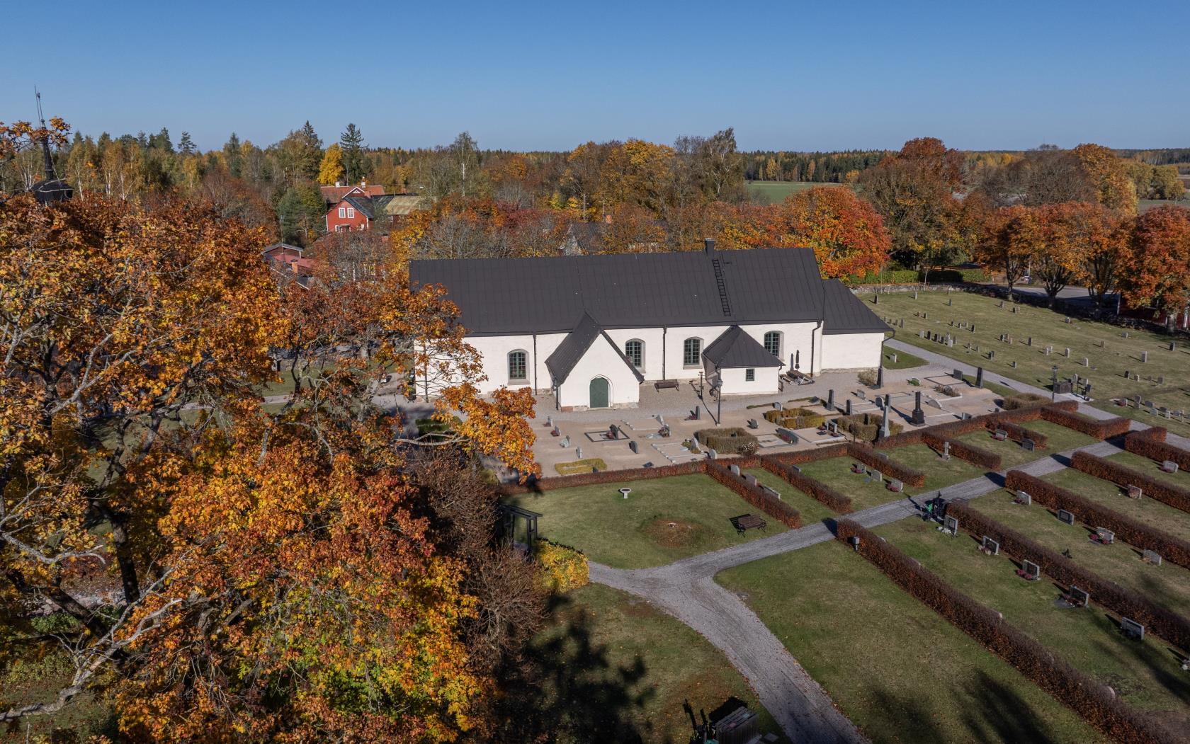 Drönarbild på Västermo kyrka och Västermo kyrkogård