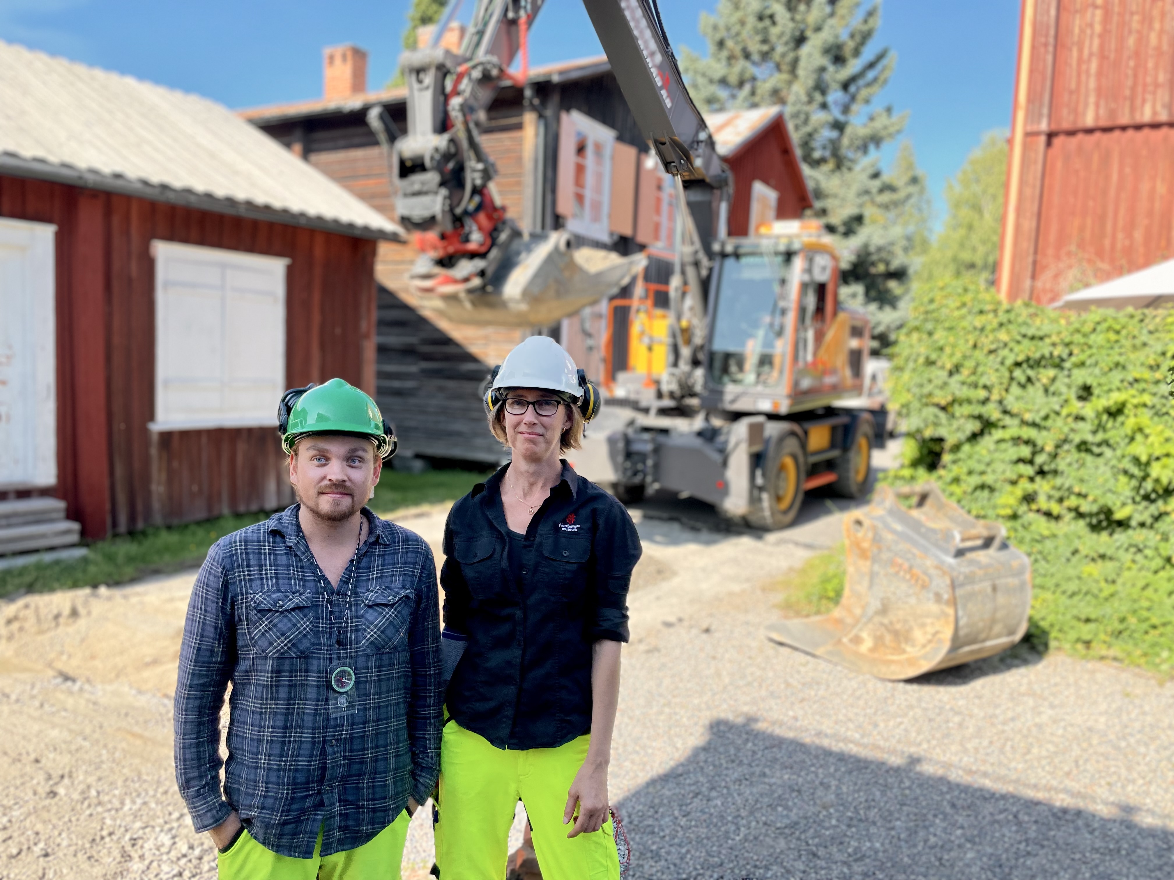 Sebastian Lundkvist och Åsa Lindgren spanar efter mänsklig aktivitet i det historiskt intressanta område som Öjeby kyrkstad utgör.