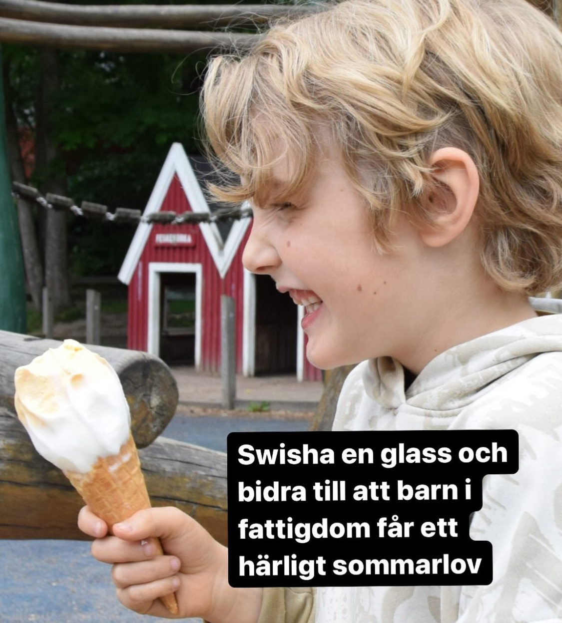 Ett barn som håller i en glass