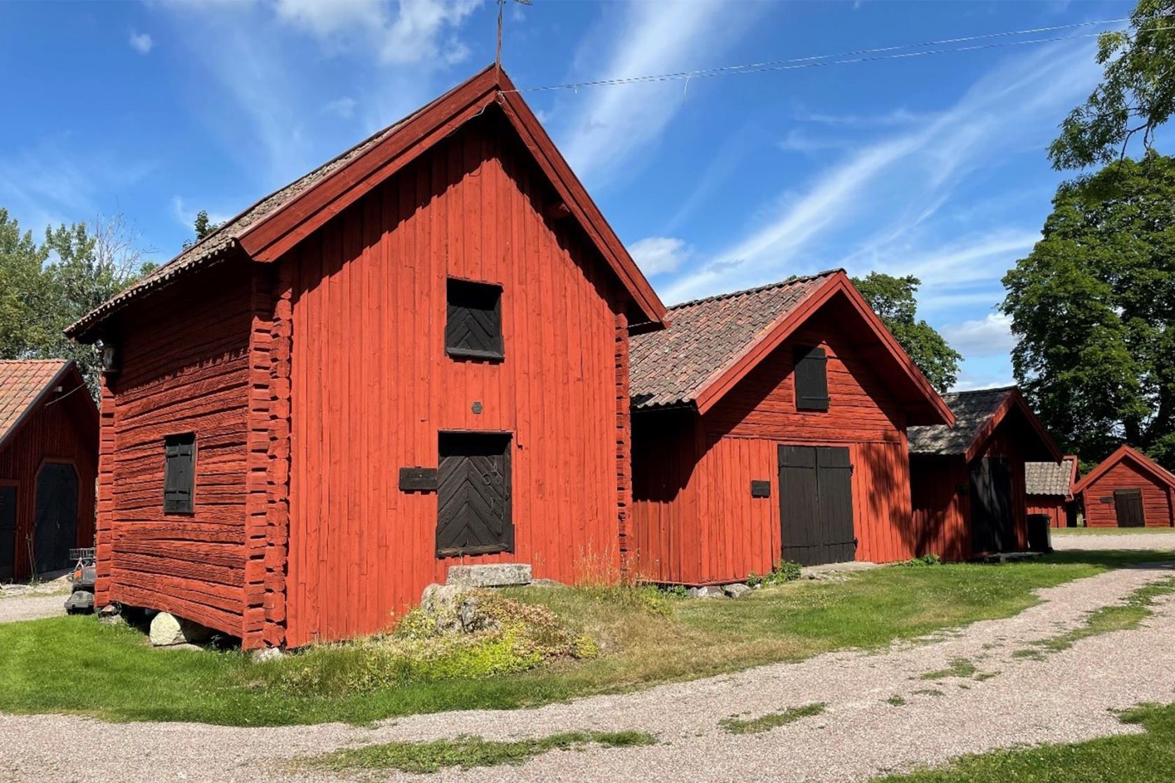 Röda bodar och kyrkstall i Fläckebo.