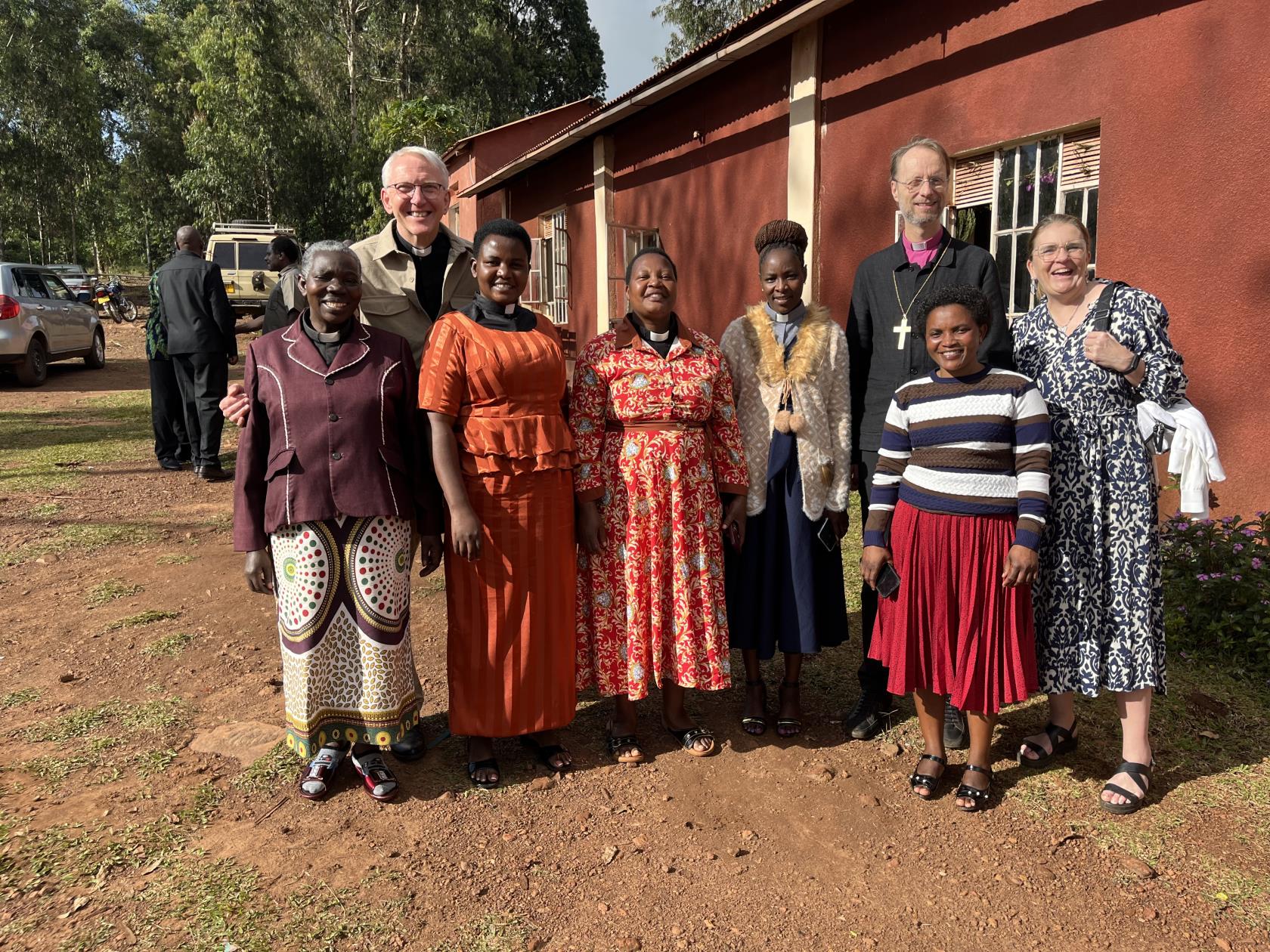 Nils Åberg, Mikael Mogren och Karin Spector tillsammans med prästvigda kvinnor i Karagwe, Tanzania