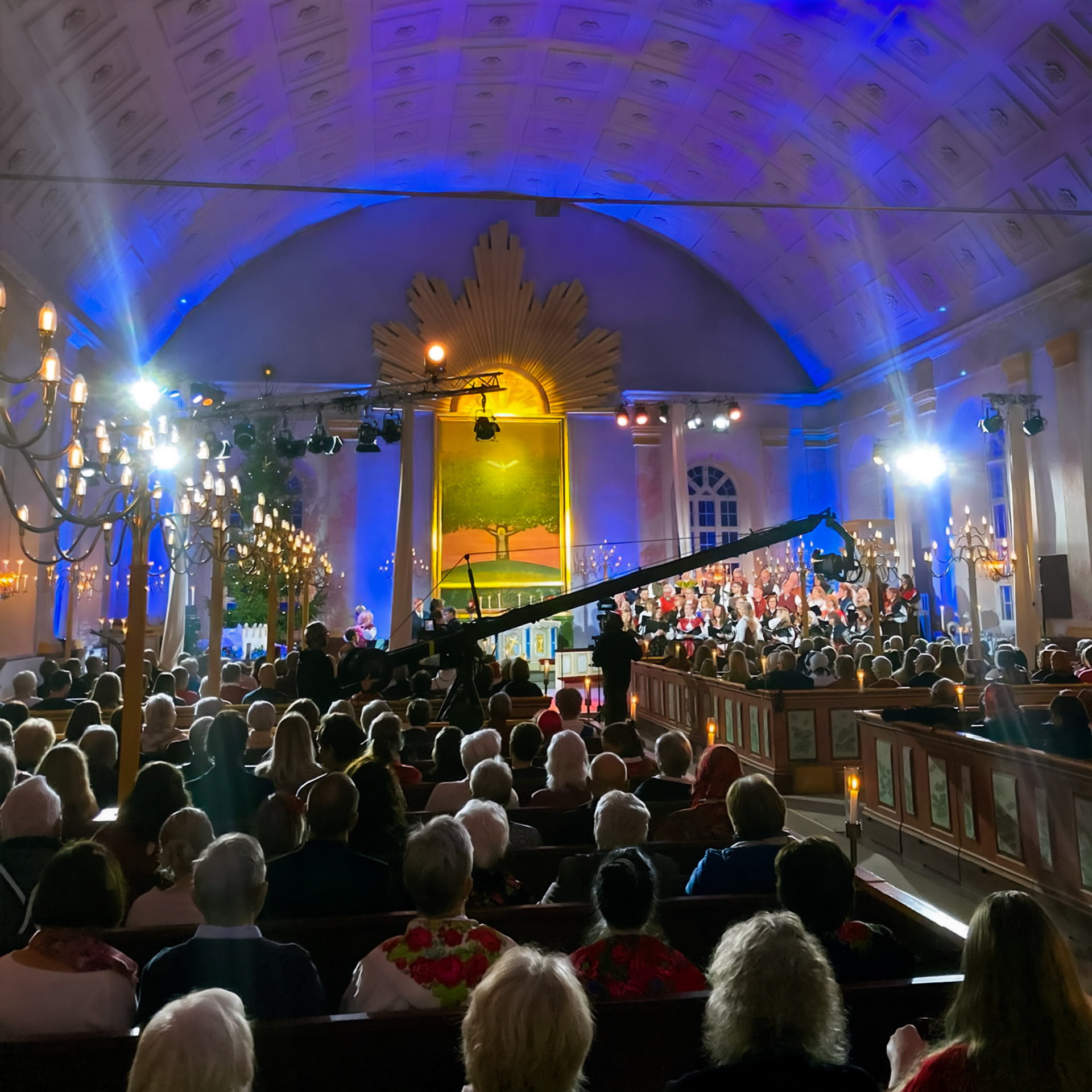 Publikhav under inspelningen av julens gudstjänster i Järna kyrka