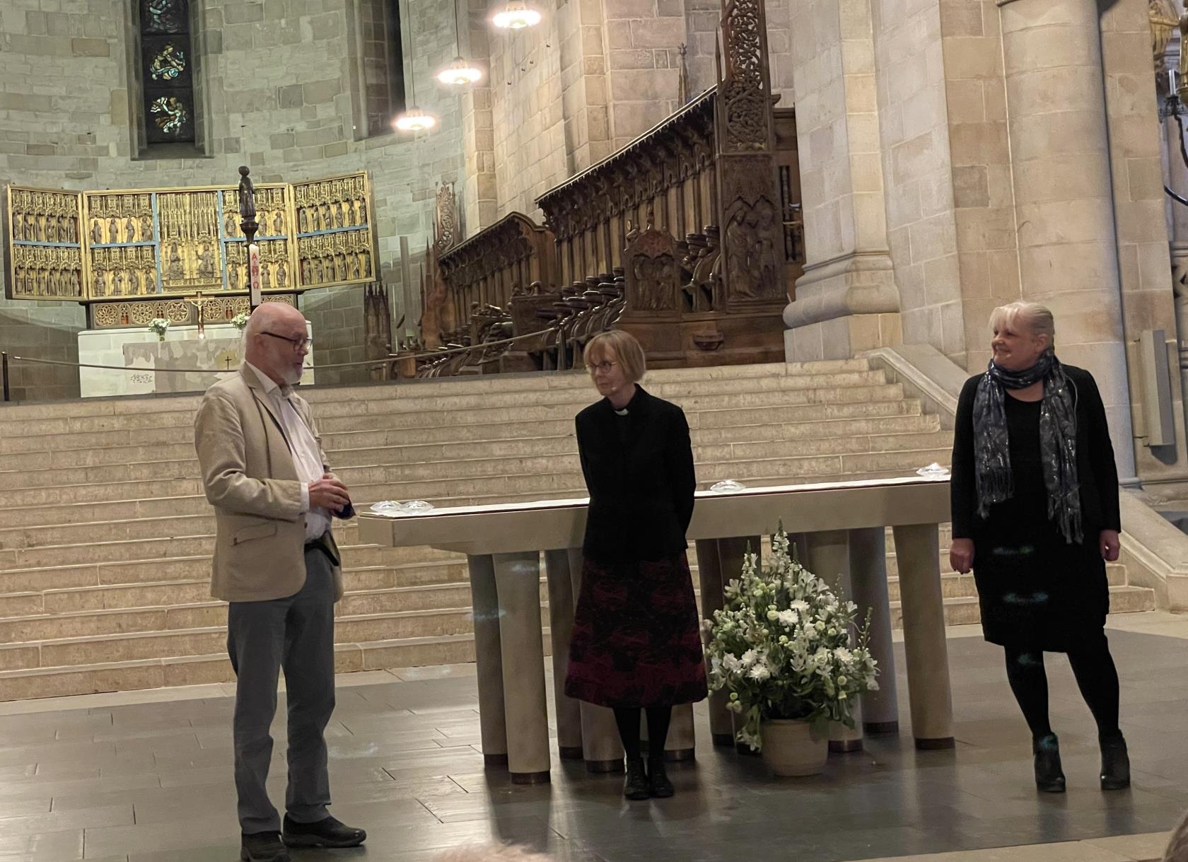 Tre personer i en kyrka