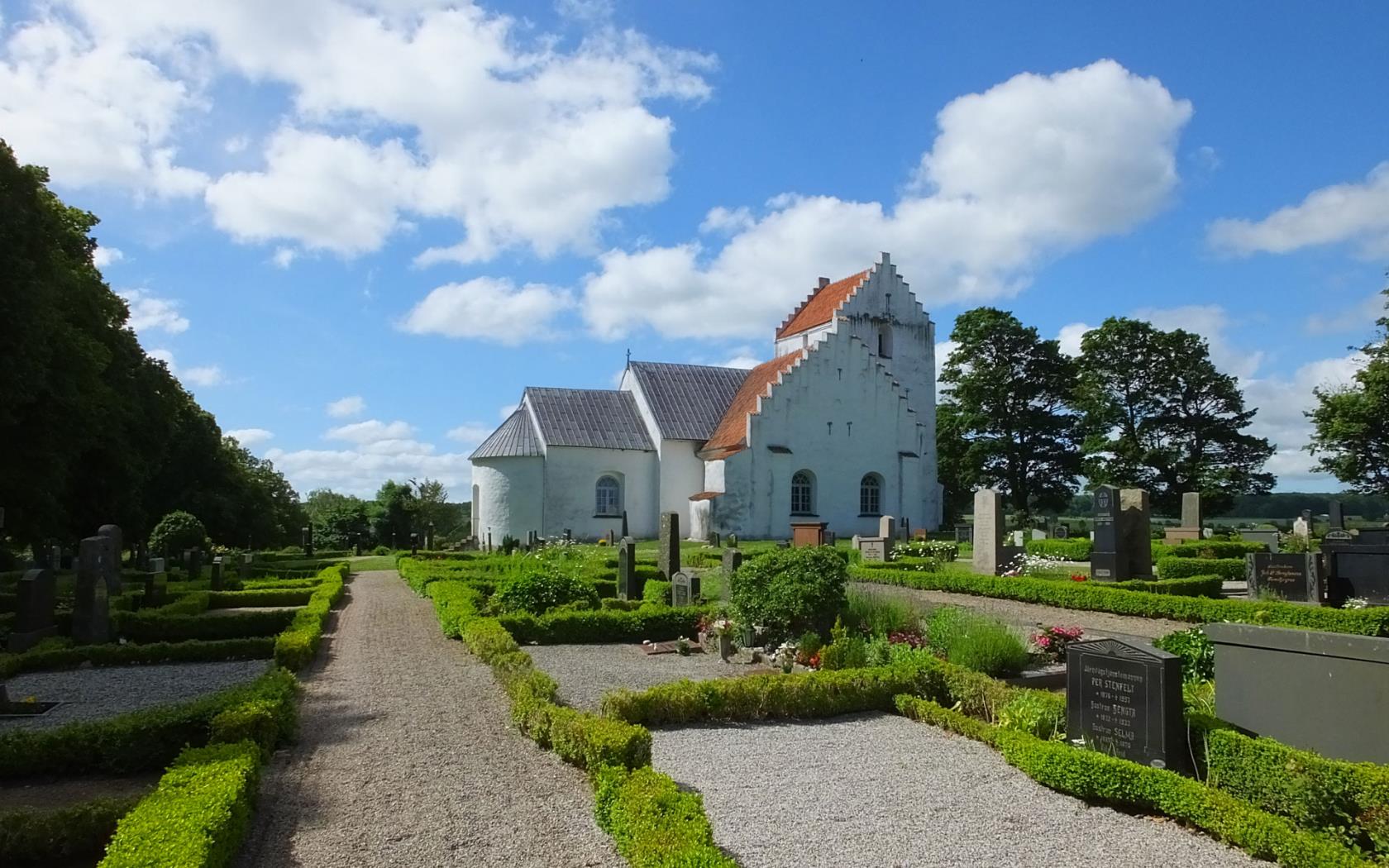 Vitkalkad kyrka.