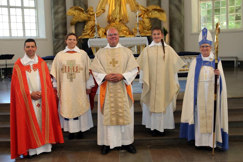 Prästerna Sofie Strid, Henrik Selin och Theresia Båvenby flankeras av domprost Stefan Hiller och biskop Susanne Rappmann, direkt efter vigningen i domkyrkan. (Foto: Torgny Lindén)