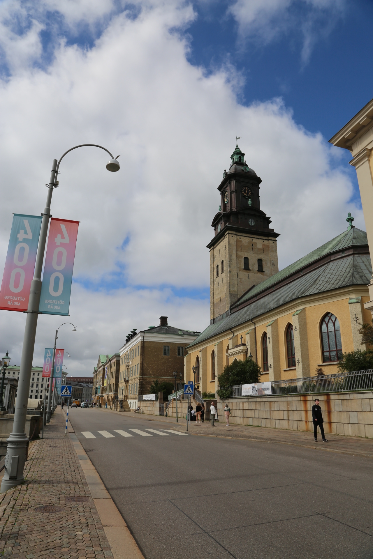 En gul kyrka vid en stenlagd gata mitt i staden.