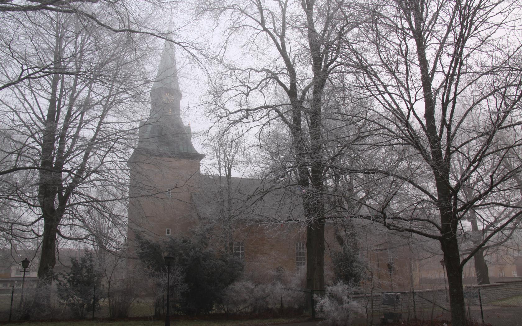 S:t Olofs kyrka i dimma.