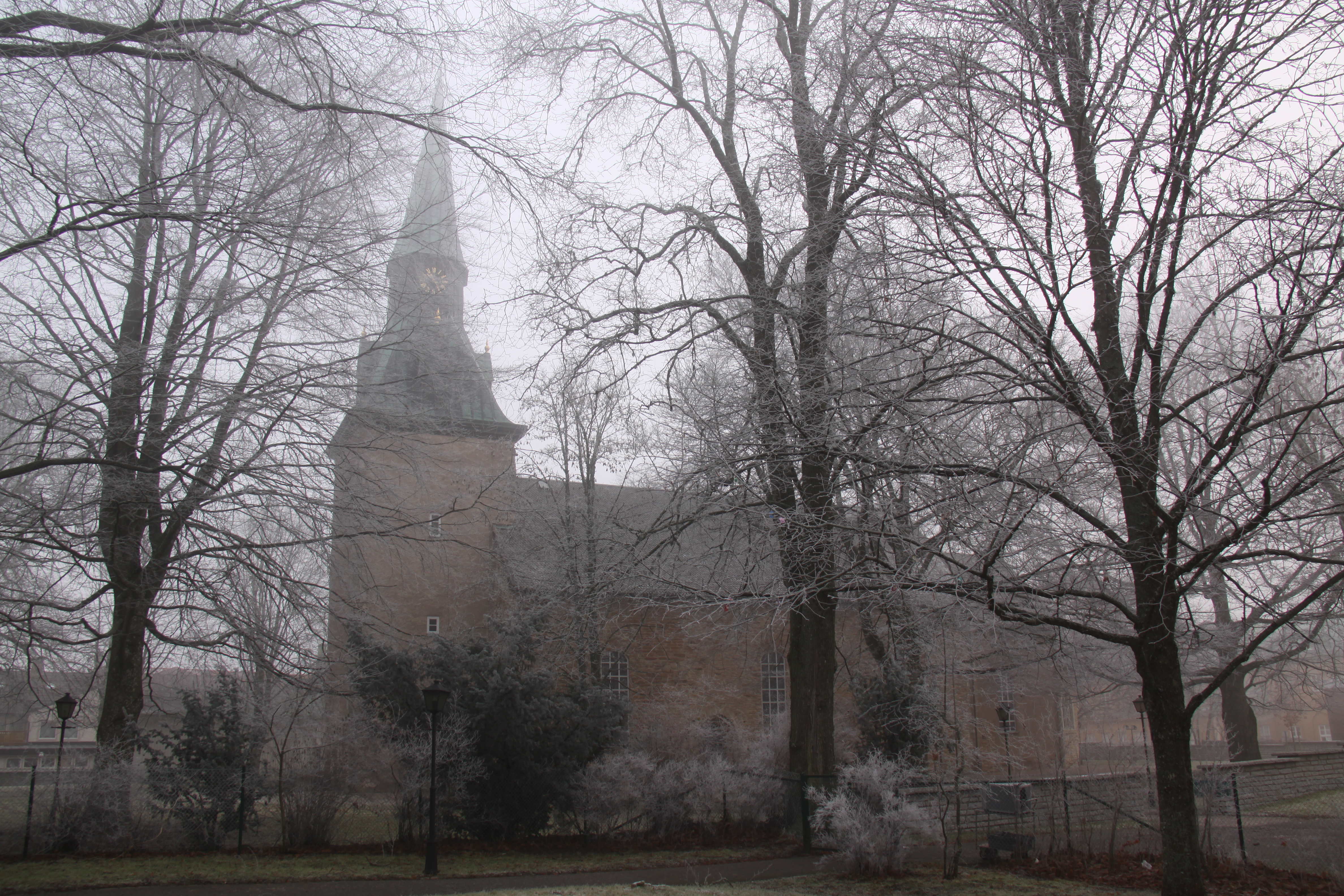 S:t Olofs kyrka i dimma.