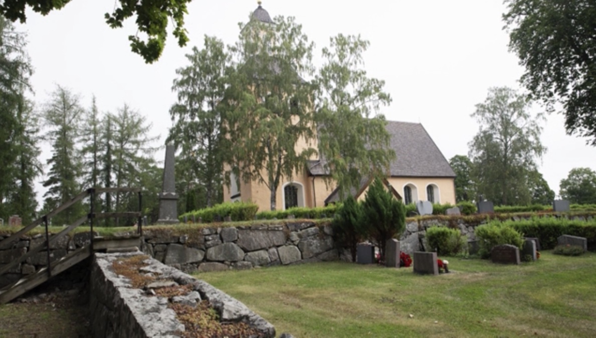 Kumla kyrka exteriör, sommar