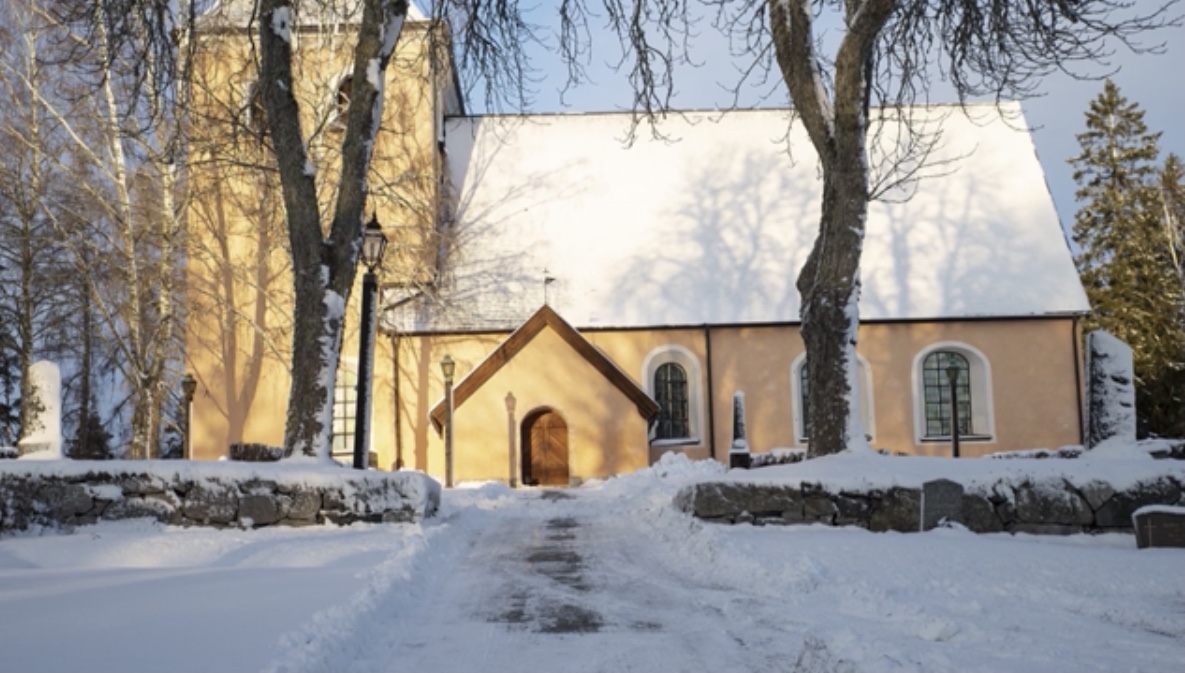 Kumla kyrka exteriör, vinter