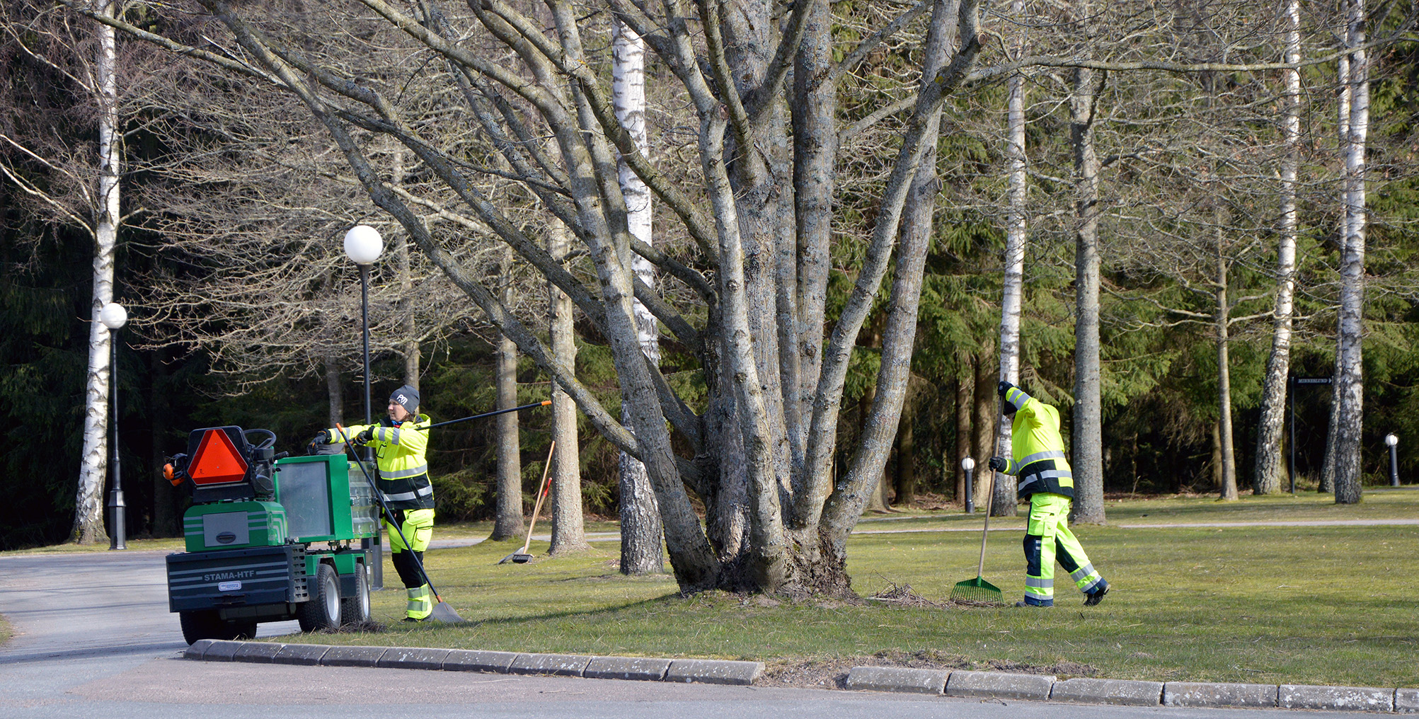 Säsongsarbetare på Skogskyrkogården i Kungälv.