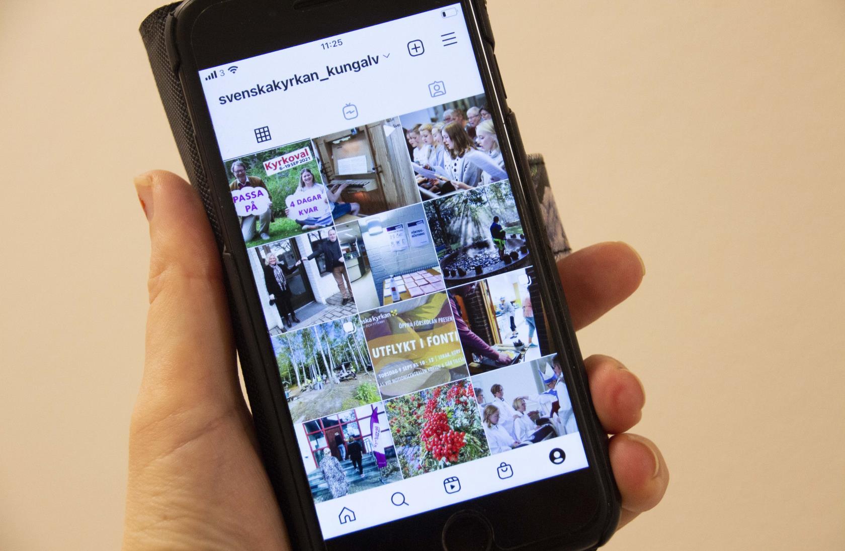Bild av en mobil med Kungälv-Ytterbys församlings instagramflöde.