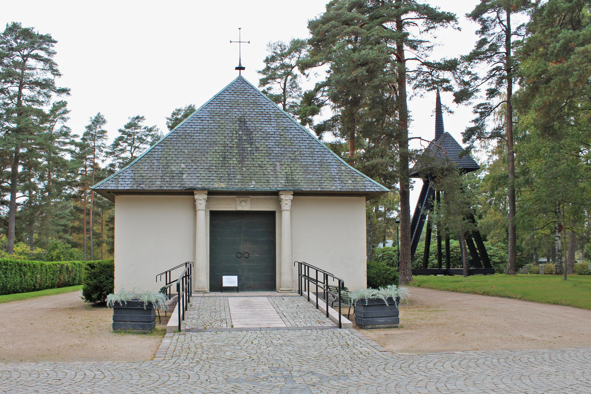 Miljöbild på Gravkapellet på Skogskyrkogården Ljungby