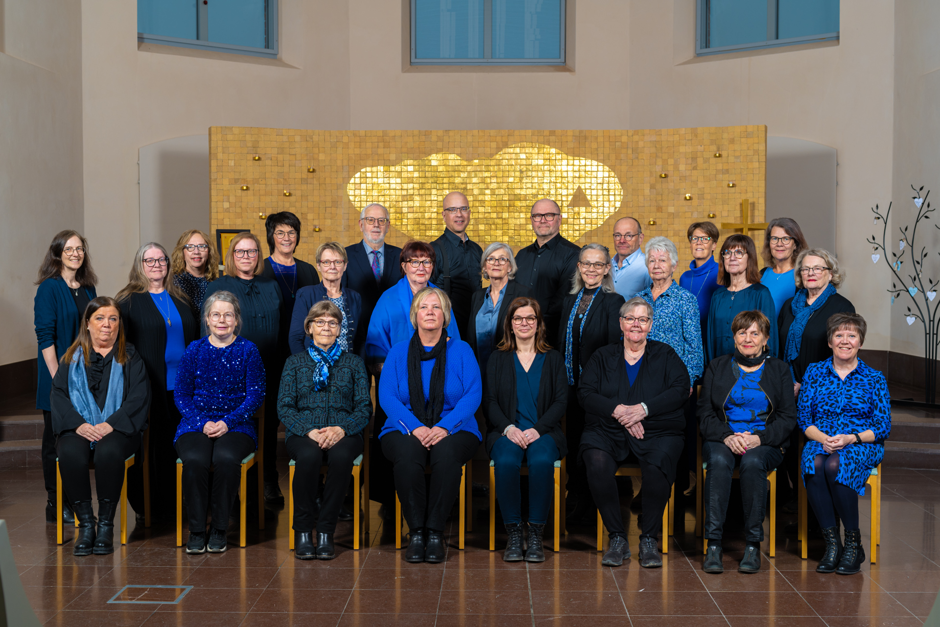 Norrala-Trönö kyrkokör framför altartavlan i Trönö kyrka