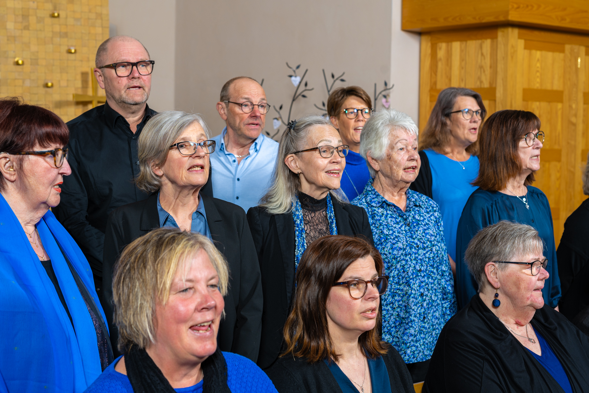 kyrkokören, blåklädd framför altaret i Trönö kyrka