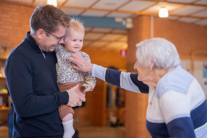 tre generationer på mötesplats i Sankt Johannes.