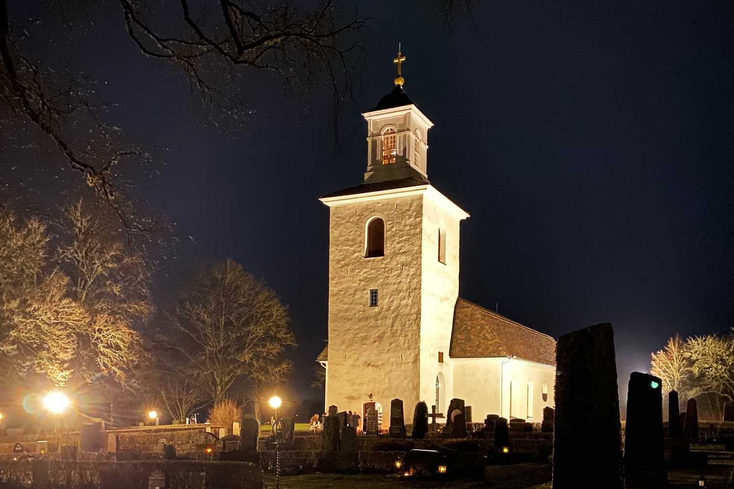 Frykeruds kyrka upplyst av strålkastare en decemberkväll utan snö.