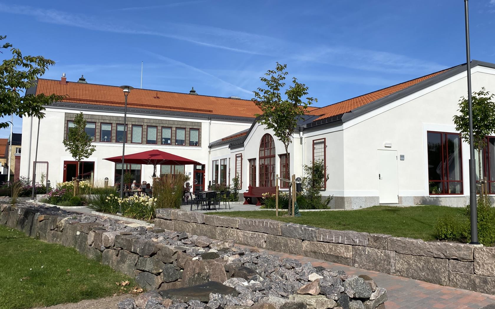 Kyrkans hus i Tidaholm med uteplatsen i fokus.