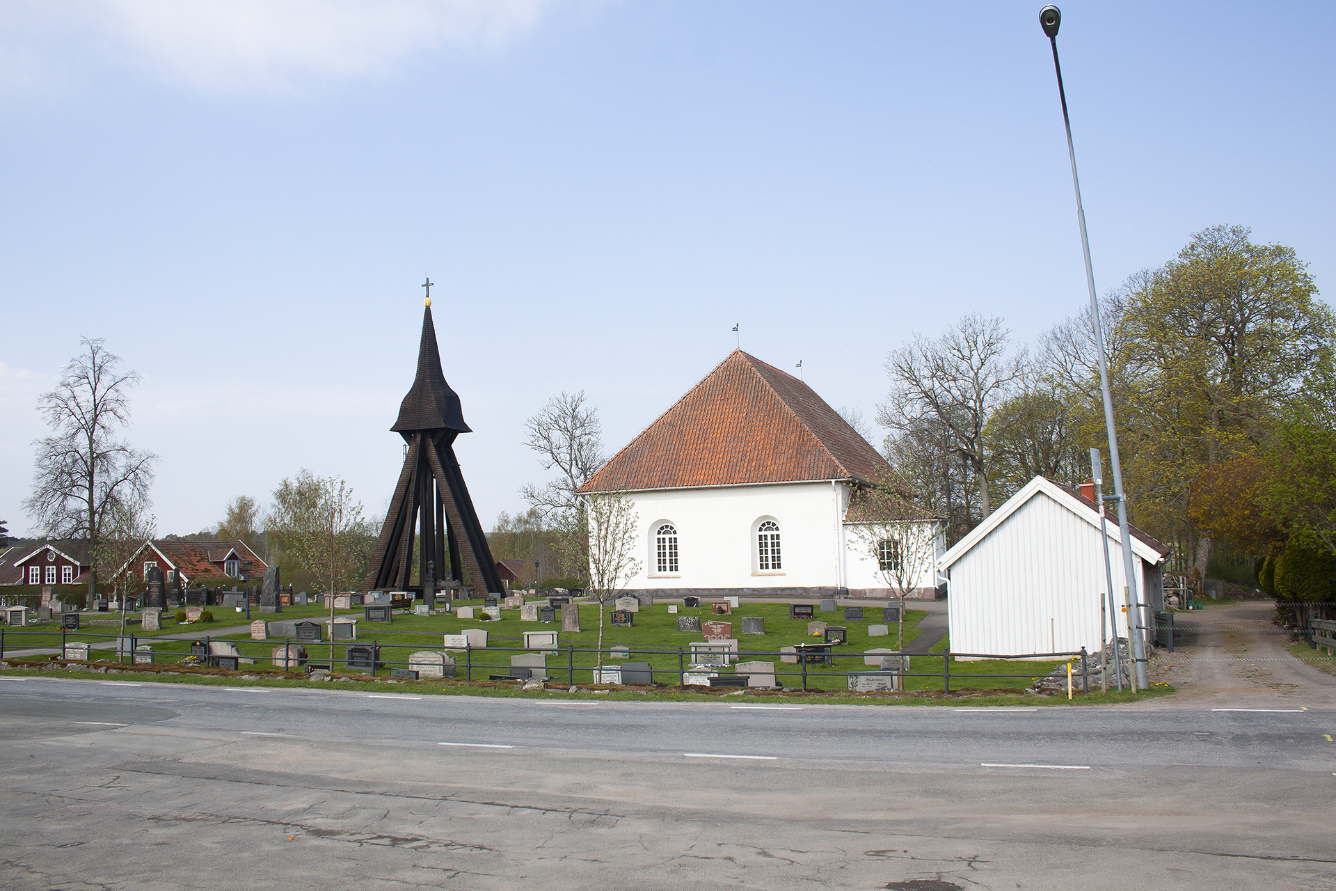 Daretorps kyrka och klocktorn, runt omkring är kyrkogården.